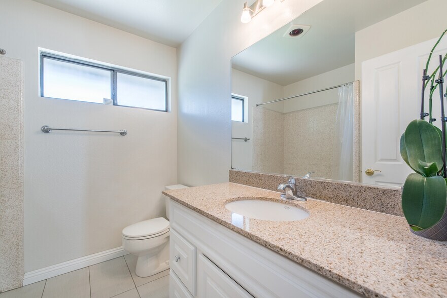 Shared full bath - 2781 Mira Vista Dr