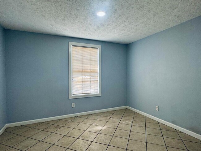 Building Photo - 5573 Singleton Rd