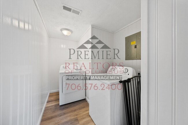 Building Photo - 386 Victoria Dr