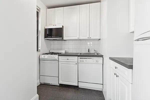 Primary Photo - 200 E 16th St