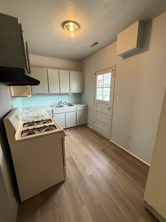 Building Photo - 415 George St