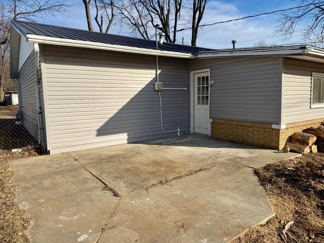 Building Photo - 602 Meadowlawn Dr