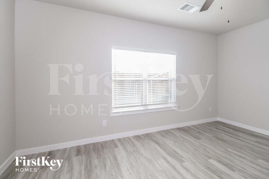 Building Photo - 334 Niki Dr