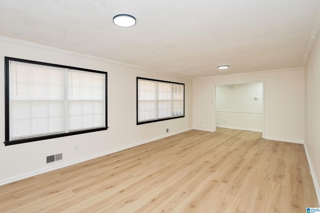 Building Photo - 3338 Crescent Dr