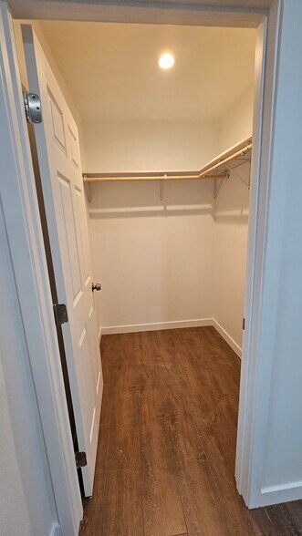 Building Photo - 15011 Hartland St