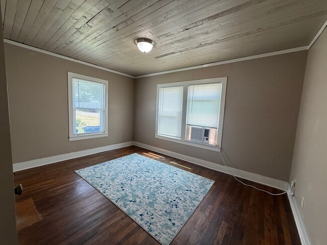 Building Photo - Downtown Cozy Apartment!