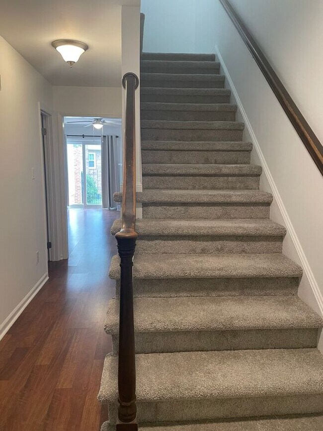 Building Photo - Beautiful 3-bedroom, 2.5 bath townhome in the highly desirable Governors Square subdivision.