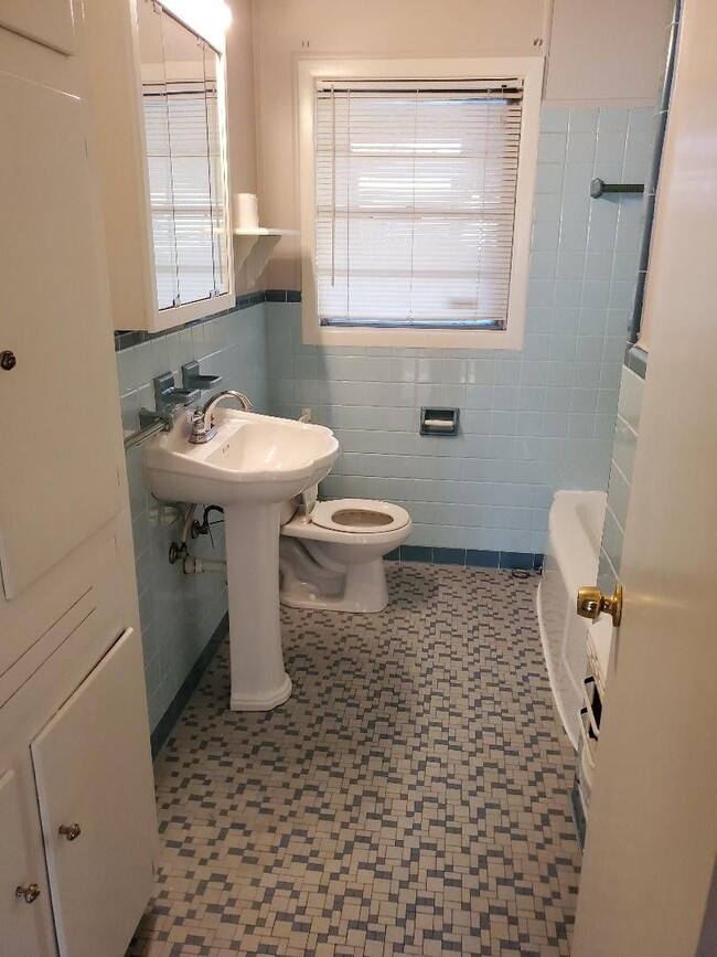 Building Photo - House for Lease -2505 Douglas