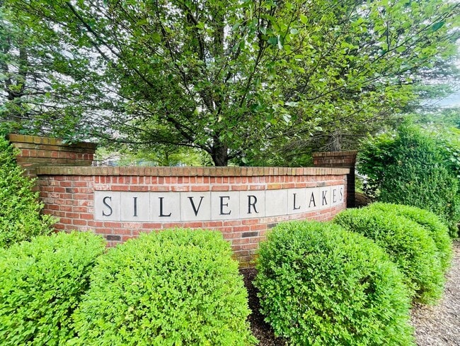 Building Photo - Large 5 Bedroom Westfield Home!