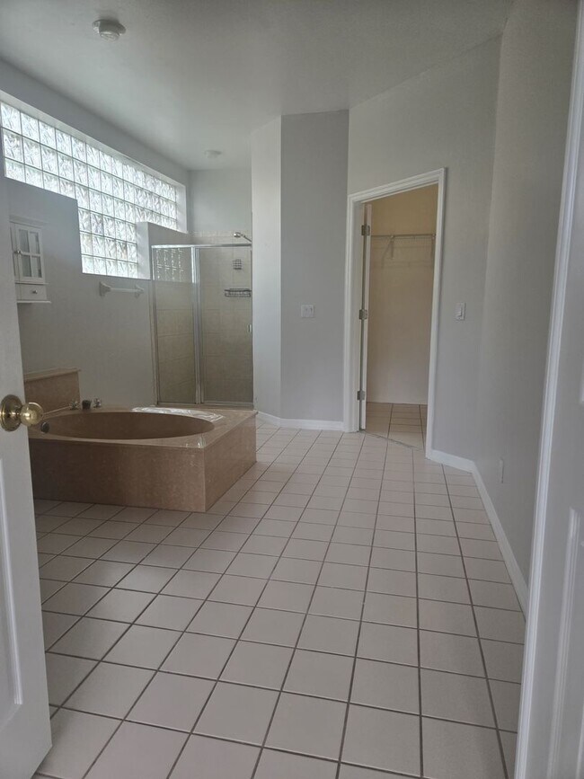 Building Photo - Deerfield - Spacious Home