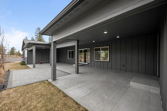 Building Photo - BEAUTIFUL Spacious Modern Grandview Single Level Home!