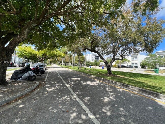 Building Photo - 2430 NE 135th St