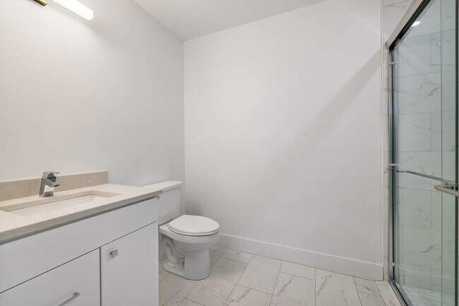 Building Photo - 238 Deer St