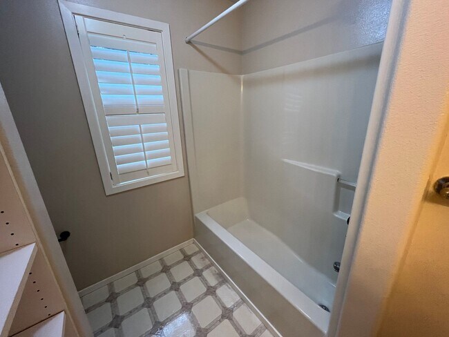 Building Photo - Immaculate 4 bedroom, 3.5 bathroom, tri-level Home in Tigard!! Expansive Views, Office space, Gam...