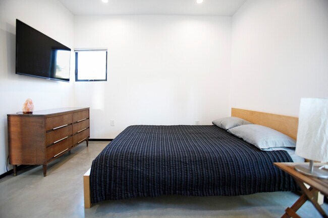 Building Photo - 6345 Babcock Ave