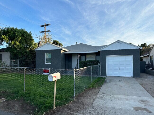 Building Photo - 1235 Roxbury Dr