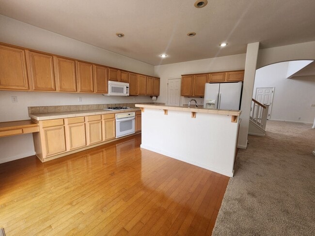 Building Photo - Large home on a golf course