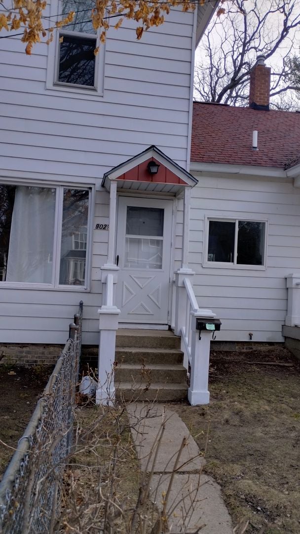 Building Photo - Quaint Space in TC!