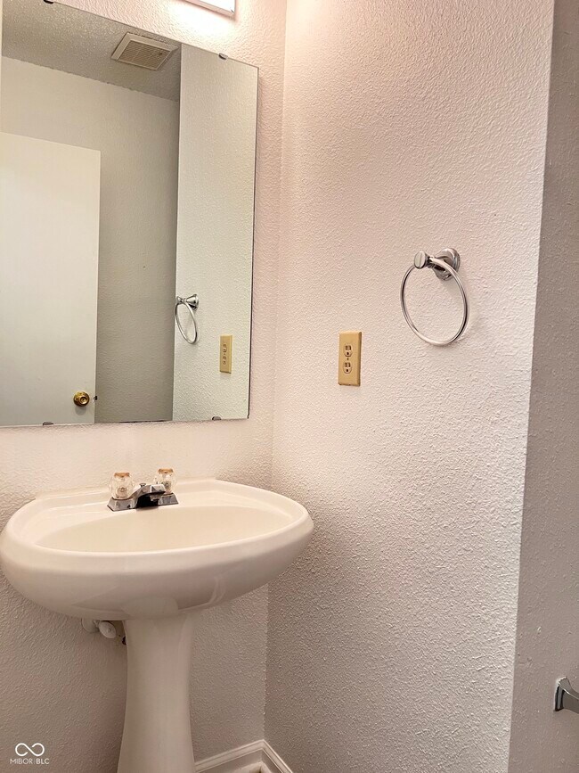 Building Photo - 1239 Odell Ln