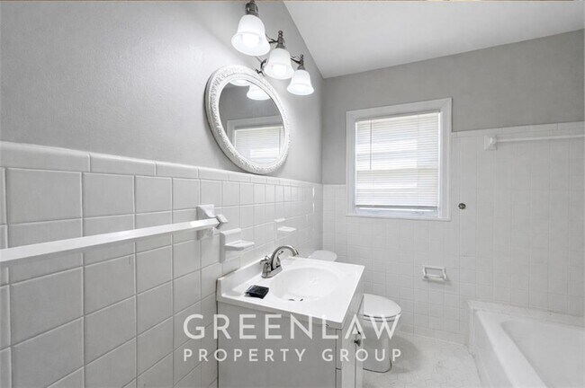 Building Photo - 1944 Lyle Ave