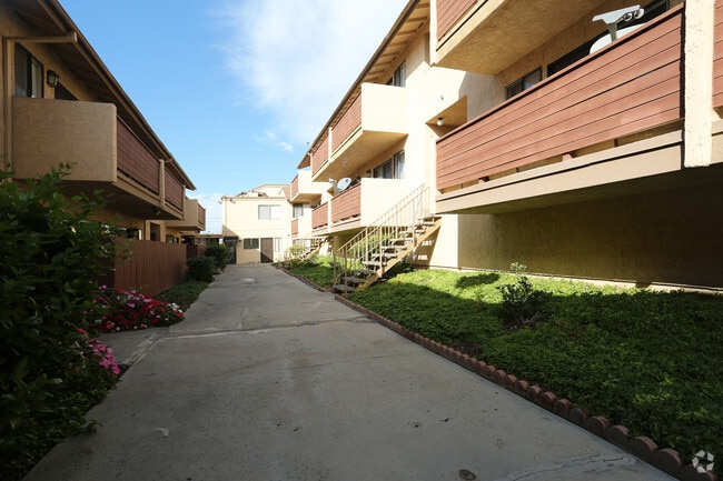 Building Photo - Summer Oaks
