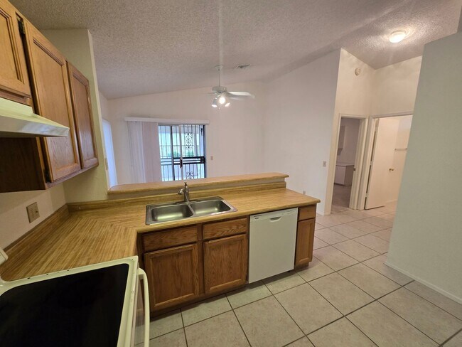 Building Photo - 1120 N Val Vista Dr