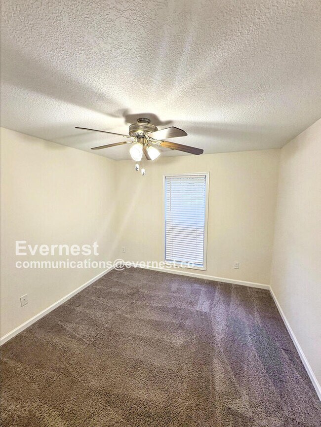 Building Photo - 552 Drake Cir