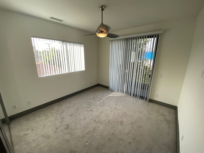 Building Photo - NEWER  SMART HOUSE 4BD*4BA*TOWNHOME*HWFLS*...