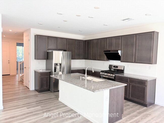 Building Photo - 425 Fuchsia Ct