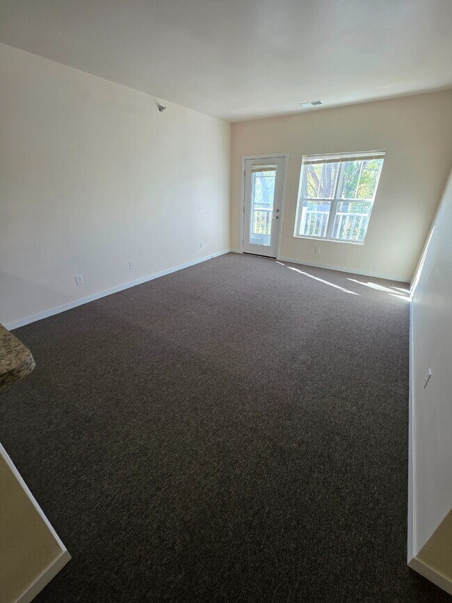 Building Photo - 2 Bedroom | 1 Bathroom 2nd Floor Apartment Available RIGHT NOW!