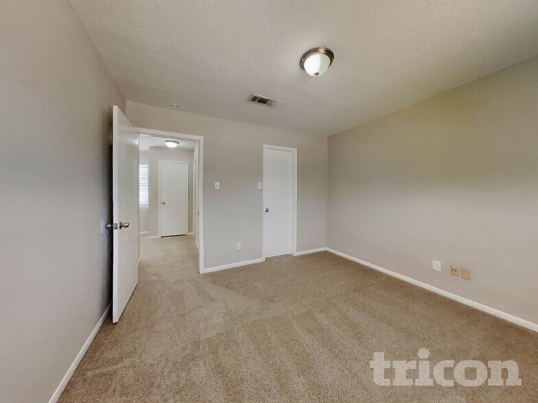 Building Photo - 22731 River Birch Dr