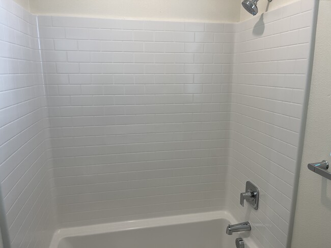 3rd Floor Full Bath - 8183 Spirit St