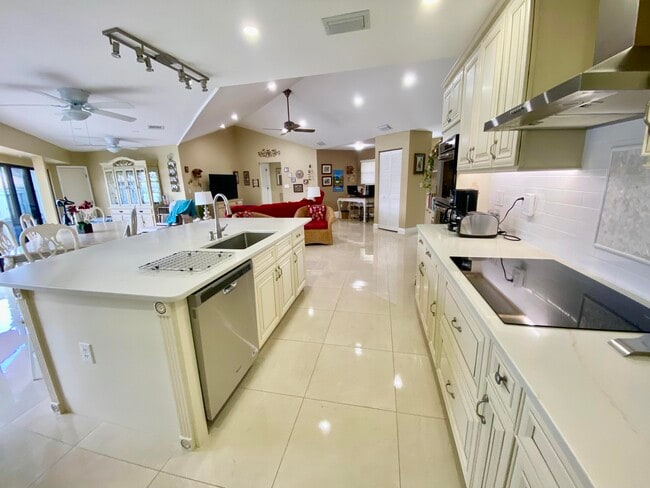 Building Photo - 1127 E Seminole Ave