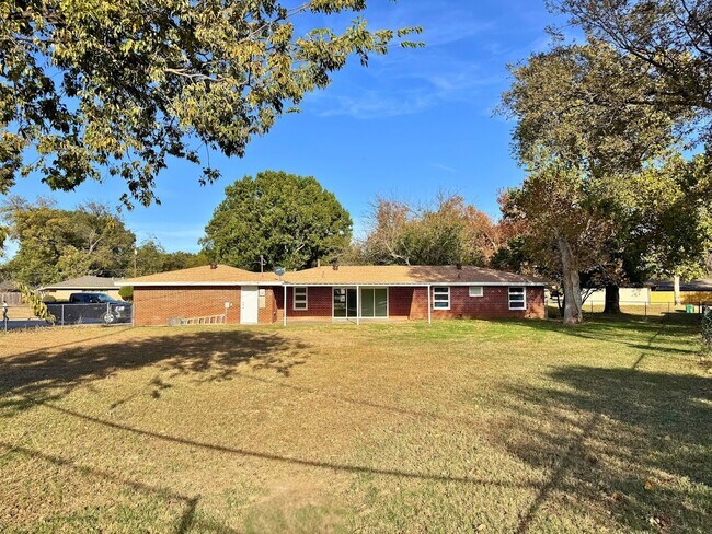 Building Photo - 703 Pecan St