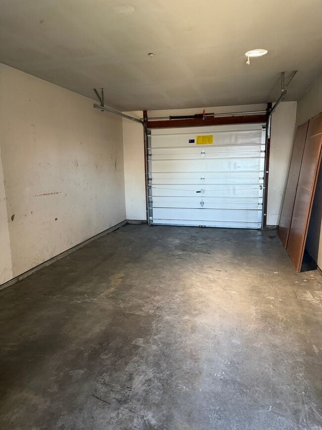 Building Photo - 3 Bedroom Duplex, Fully Updated