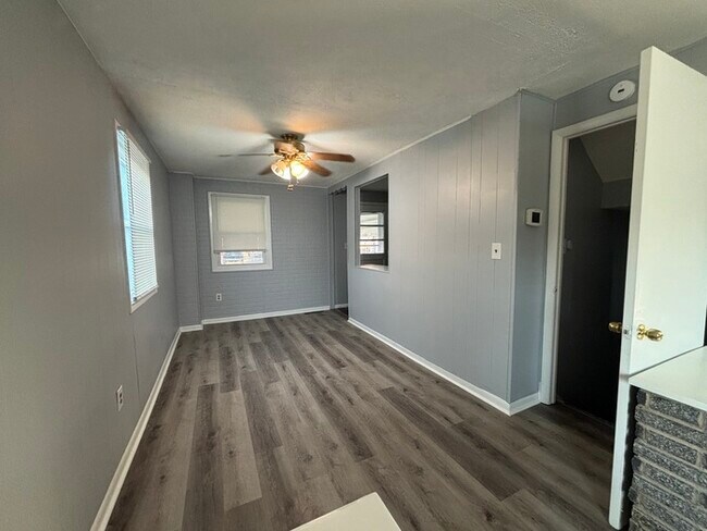 Building Photo - 3 bedroom 2 bathrooms