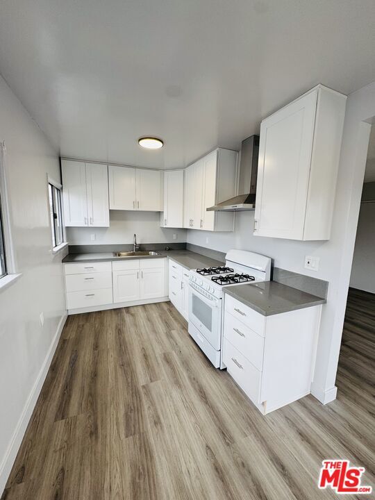 Building Photo - 810 W 62nd St