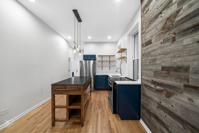 Building Photo - Spacious and Modern Wicker Park Duplex