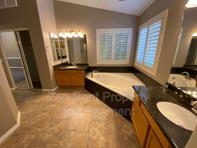 Building Photo - 426 S Burk St