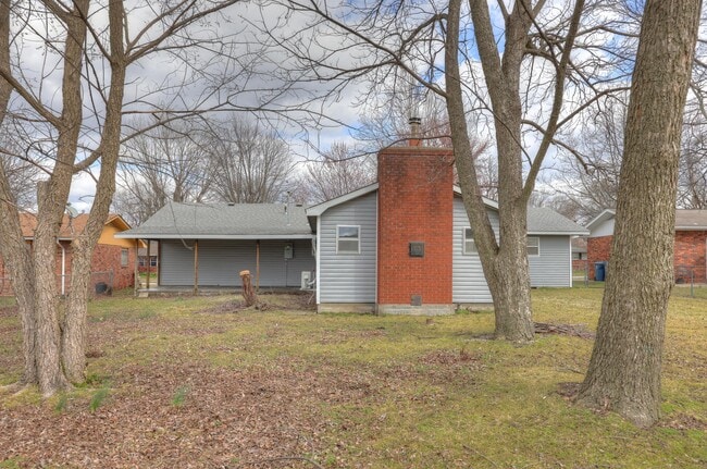 Building Photo - 2716 S Vermont Ave.