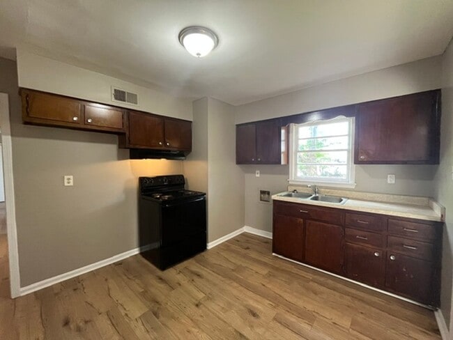 Building Photo - Renovated 4 Bedroom 1 Bath Home for Rent!