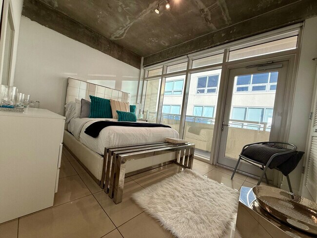 Building Photo - 139 NE 32nd St