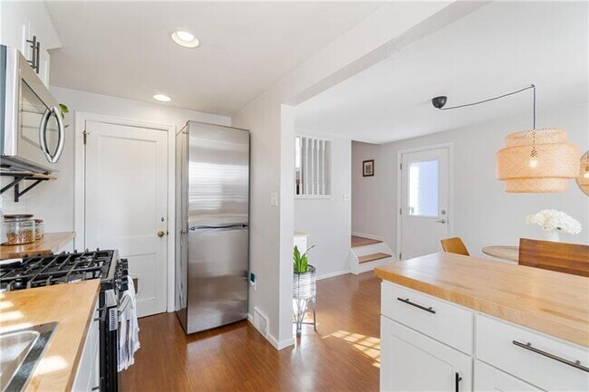 Building Photo - 494 Serpentine Dr
