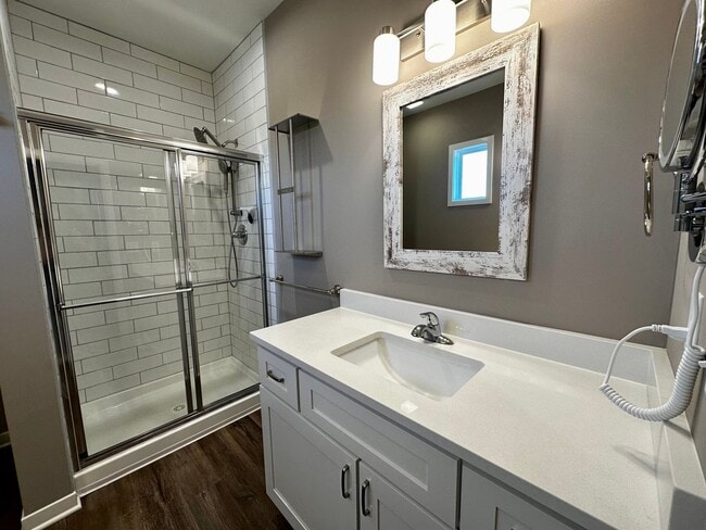 Building Photo - {1095} Modern Townhome Available Immediate...
