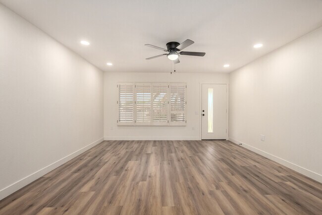 Building Photo - 17615 N Whispering Oaks Dr