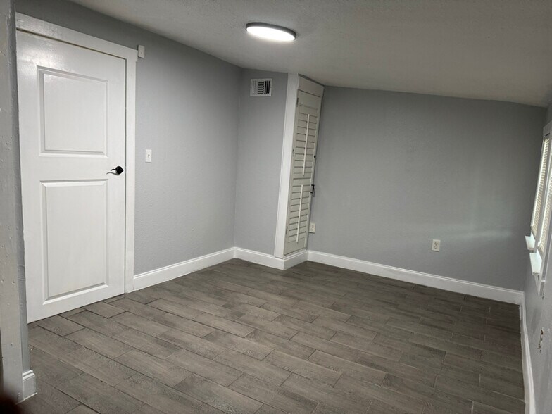 Building Photo - 9402 N 16th St