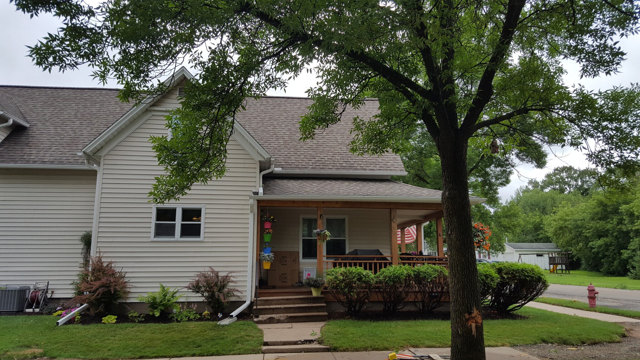 Private Entrances - 143 River St