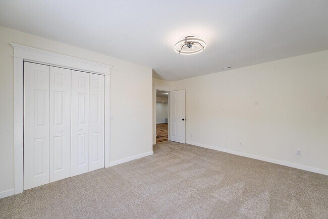 Building Photo - Deavila - Walnut Valley