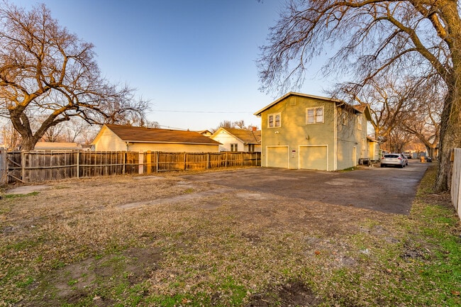 Building Photo - 1825 S Topeka Ave