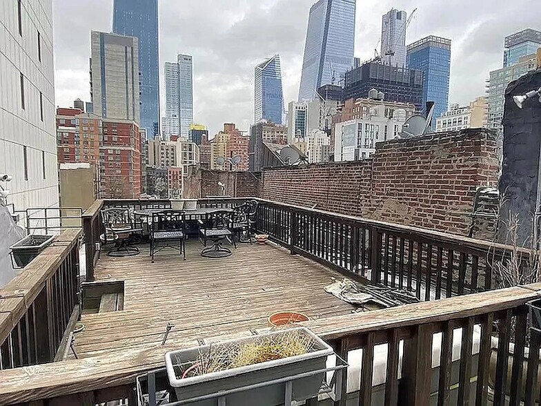 Building Photo - 406 W 39th St